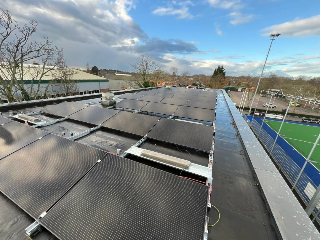 Sportpark Wouterland verduurzaamt: 78 zonnepanelen op dak MHCC Nieuws afbeelding